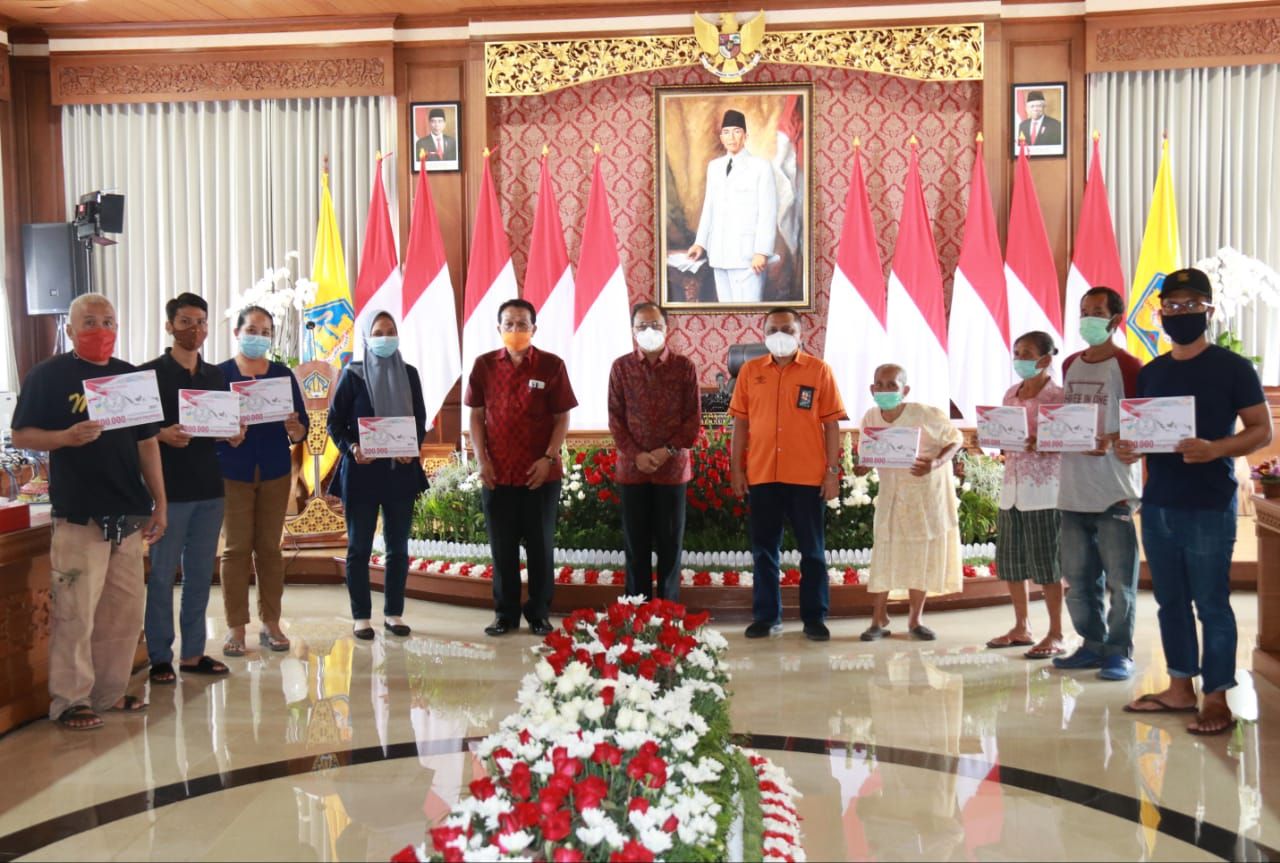 podiumnews.com-Gubernur Koster Pastikan Distribusi Bansos Tepat Sasaran dan Tanpa Potongan